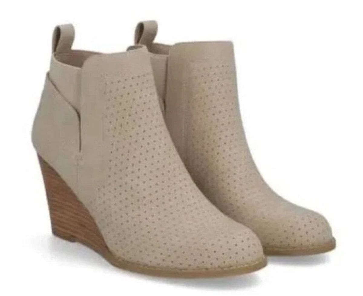 DV by Dolce Vita Womens Booties Gerdy Beige Vegan Leather Wedge Sz 6.5 $80